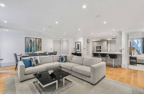 South Bank Apartment | Mayfair 2 Bed with AC, Concierge & Elevator