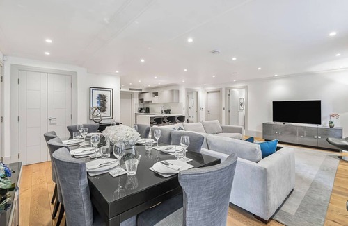 South Bank Apartment | Mayfair 2 Bed with AC, Concierge & Elevator