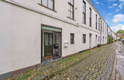 Queen's Park House | Mews House in Maida Vale near Paddington with Free Parking