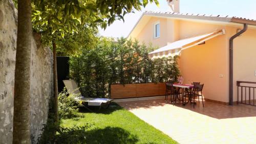 Bardolino Apartment | MillyHolidays - Apartment Lillà - Center - Nearby Beach - Private Garden - Spa Pool