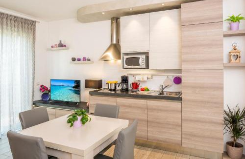 Bardolino Apartment | MillyHolidays - Apartment Lillà - Center - Nearby Beach - Private Garden - Spa Pool