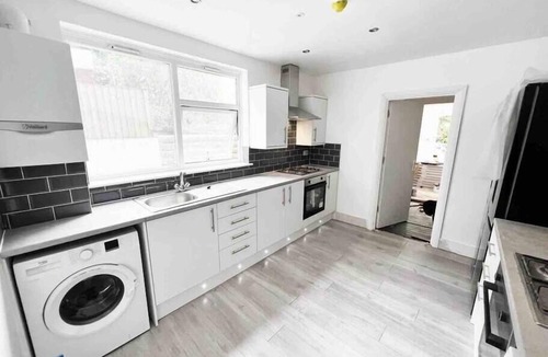 Stonebridge House | Minet Gardens - Central Property (Suite 01)