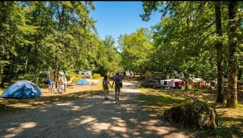 La Celle-sous-Gouzon Other | Mobilhome climatisé au bord du lac avec piscine
