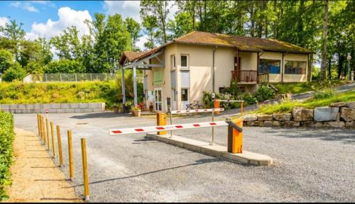 La Celle-sous-Gouzon Other | Mobilhome climatisé au bord du lac avec piscine