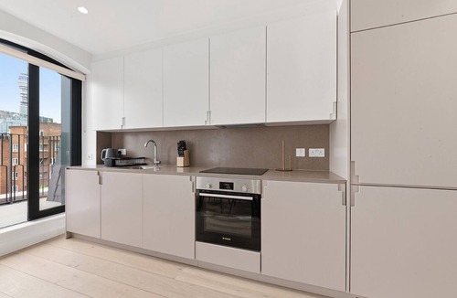 Euston Apartment | Modern 1-Bedroom Apartment with Balcony Views