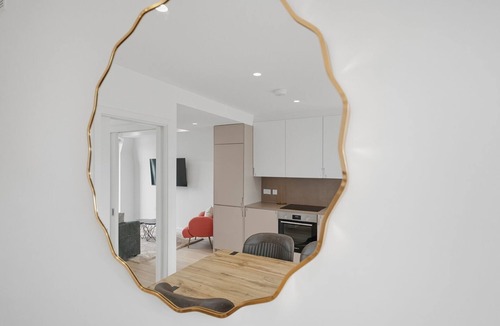 Euston Apartment | Modern 1-Bedroom Apartment with Balcony Views