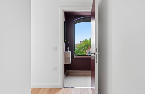 Euston Apartment | Modern 1-Bedroom Apartment with Balcony Views