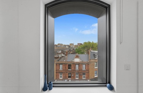 Euston Apartment | Modern 1-Bedroom Apartment with Balcony Views