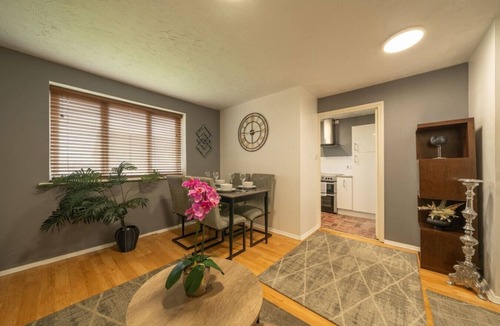 Cricklewood Apartment | Modern 2 Bed Apartment with free private parking