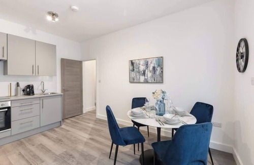 Brent Cross Apartment | Modern 2 BR - 3 min walk to Tube Station