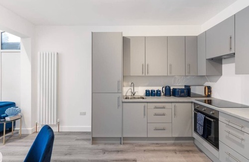 Brent Cross Apartment | Modern 2 BR - 3 min walk to Tube Station