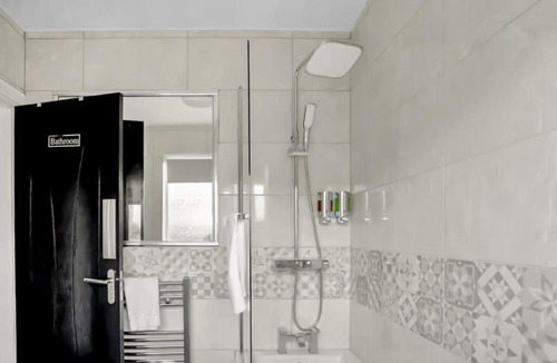 Belvedere Apartment | Modern 2 BR ground floor apartment with parking
