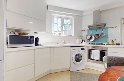 Belsize Apartment | Modern 2BR Flat 2-Min Walk to Belsize Park Tube