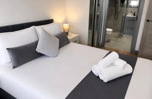West Finchley Apartment | Modern 2BR Flat | North Finchley