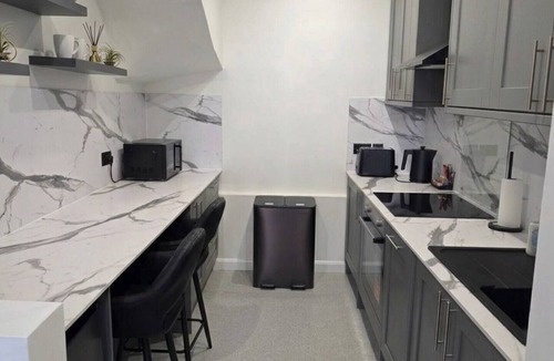 Whittington House | Modern 3 Bed Home in North London/Sleeps up to 8