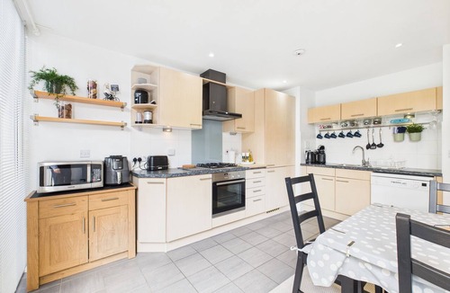 Ewell House | Modern 3BR Townhouse | Self Check-In | Sleeps 6 | 35min Direct Train to London