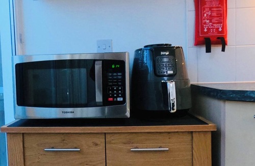 Ewell House | Modern 3BR Townhouse | Self Check-In | Sleeps 6 | 35min Direct Train to London