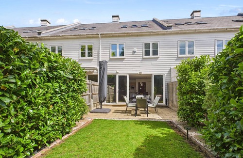 Ewell House | Modern 3BR Townhouse | Self Check-In | Sleeps 6 | 35min Direct Train to London