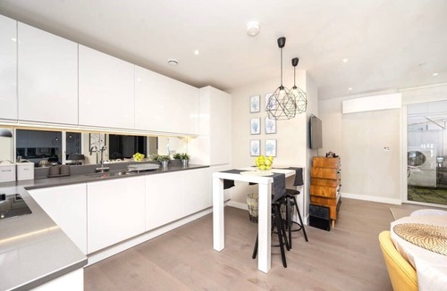 London Borough of Bromley Apartment | Modern Apartment with Office Space in Bromley