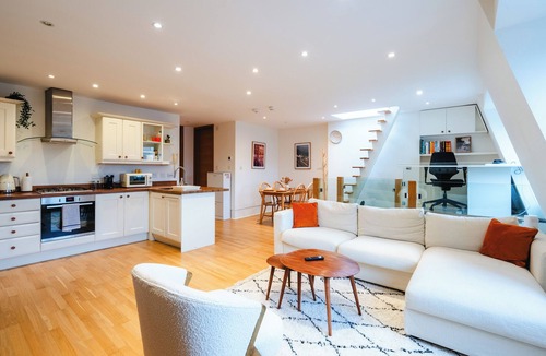 Bayswater Apartment | Modern Apartment with Spacious Terrace Near Hyde Park