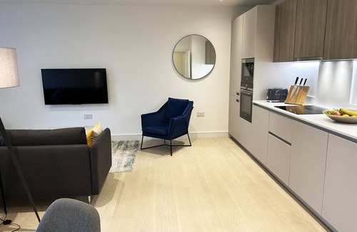 Brondesbury Park Apartment | Modern bright 1 bedroom apartment with balcony, courtyard, gym & 24-hr concierge