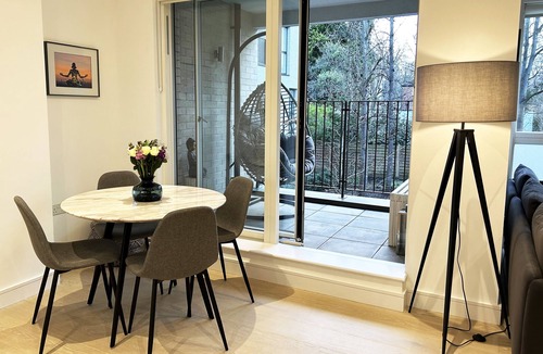 Brondesbury Park Apartment | Modern bright 1 bedroom apartment with balcony, courtyard, gym & 24-hr concierge
