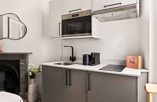 St. Pancras Apartment | Modern Double En-Suite in Bloomsbury