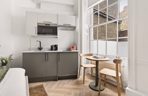 St. Pancras Apartment | Modern Double En-Suite in Bloomsbury