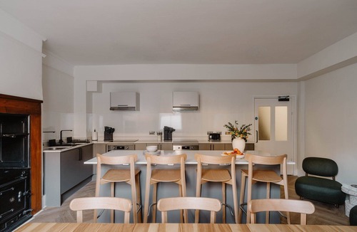 St. Pancras Apartment | Modern Double Room in Bloomsbury