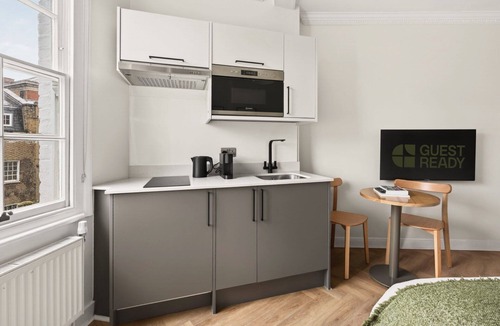 St. Pancras Apartment | Modern Double Room in Bloomsbury