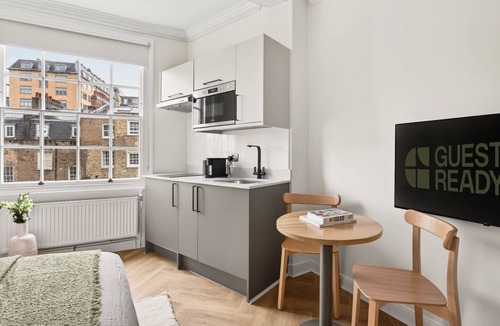 St. Pancras Apartment | Modern Double Room in Bloomsbury