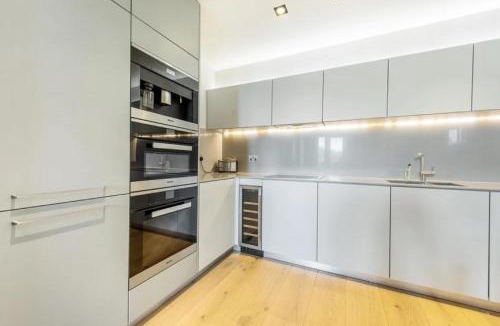 Riverside Apartment | Modern Flat a few steps from the Iconic Tower Bridge
