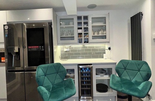 Uxbridge South Apartment | Modern House w/Netflix + Hot Tub