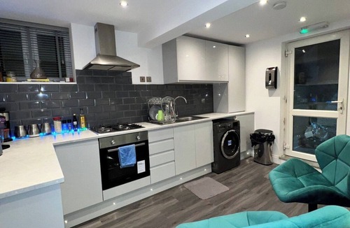 Uxbridge South Apartment | Modern House w/Netflix + Hot Tub