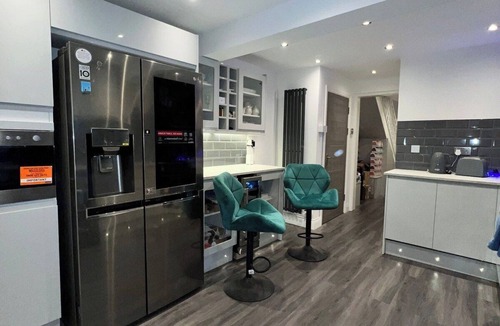 Uxbridge South Apartment | Modern House w/Netflix + Hot Tub
