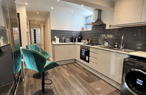 Uxbridge South Apartment | Modern House w/Netflix + Hot Tub