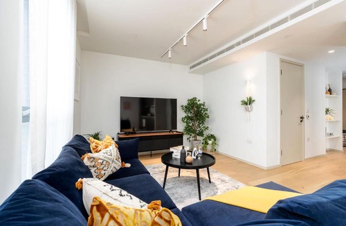 St. Pancras and Somers Town Apartment | Modern Kings Cross 2BR, Steps to Coal Drops Yard, 10 min walk to Train Station