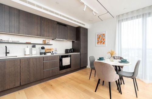 St. Pancras and Somers Town Apartment | Modern Kings Cross 2BR, Steps to Coal Drops Yard, 10 min walk to Train Station