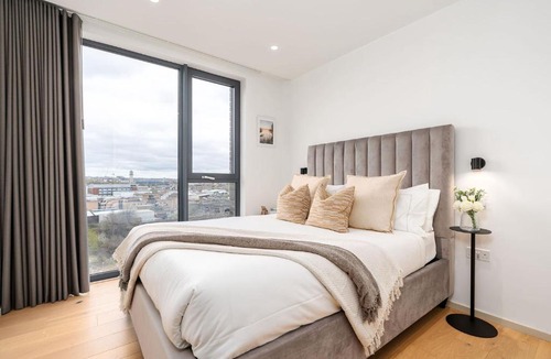 St. Pancras and Somers Town Apartment | Modern Kings Cross 2BR, Steps to Coal Drops Yard, 10 min walk to Train Station