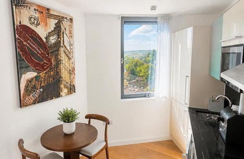 Fairfield Apartment | Modern Prime Apartment - 20 mins to Central London - 15 mins to Gatwick Airport