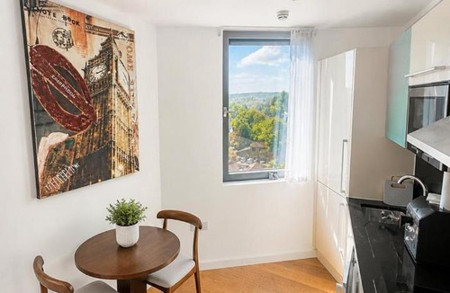 Fairfield Apartment | Modern Prime Apartment - 20 mins to Central London - 15 mins to Gatwick Airport
