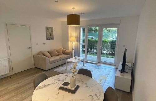 Brent Apartment | Modern & Relaxing 1 bedroom apartment Moments away from underground Station!