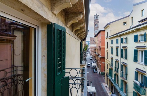 Citta Antica Apartment | Modern residence with balconies overlooking Piazza Erbe