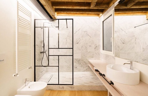 Citta Antica Apartment | Modern residence with balconies overlooking Piazza Erbe