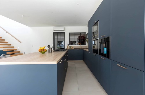 Yvre-l'Eveque Villa | Modern Villa for 10 with Private Pool