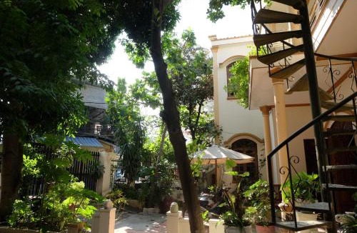 Tran Phu Beach Apartment | Moon house tropical garden - West side