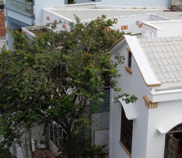 Tran Phu Beach Apartment | Moon house tropical garden - West side