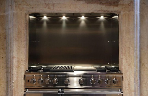 Castello Apartment | Muazzo Palace:Balcony Canal sleeps 8 gym sauna .small deposit. Luggage storage
