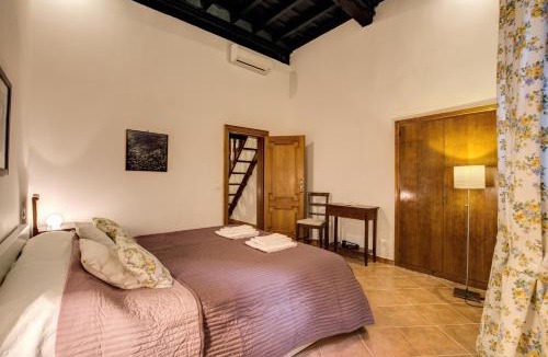 Rione V Ponte Apartment | Navona Flowers