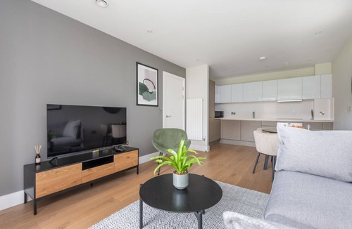 Wembley Park Apartment | Near Wembley Stadium with Gym & Balcony